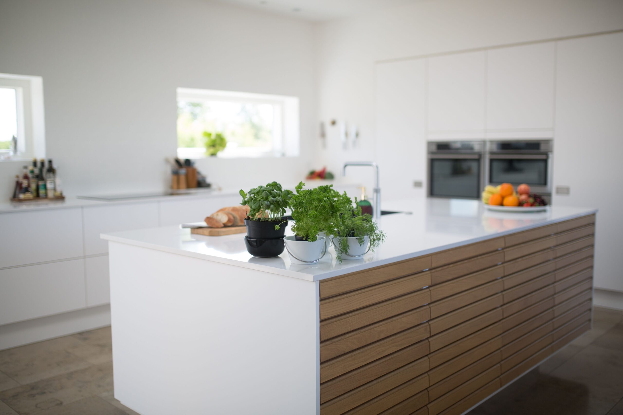 Moderne und funktionale Traumküche mit maßgeschneidertem Grundriss für höchste Ansprüche im Umland von Freiburg.
